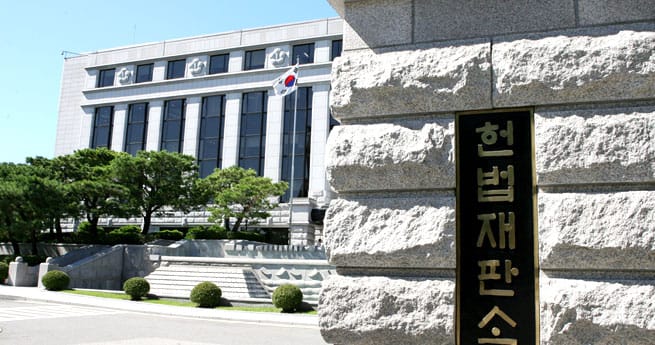 “역사의 전환점, 8인 헌법재판관의 결단이 대한민국 민주주의를 가른다”